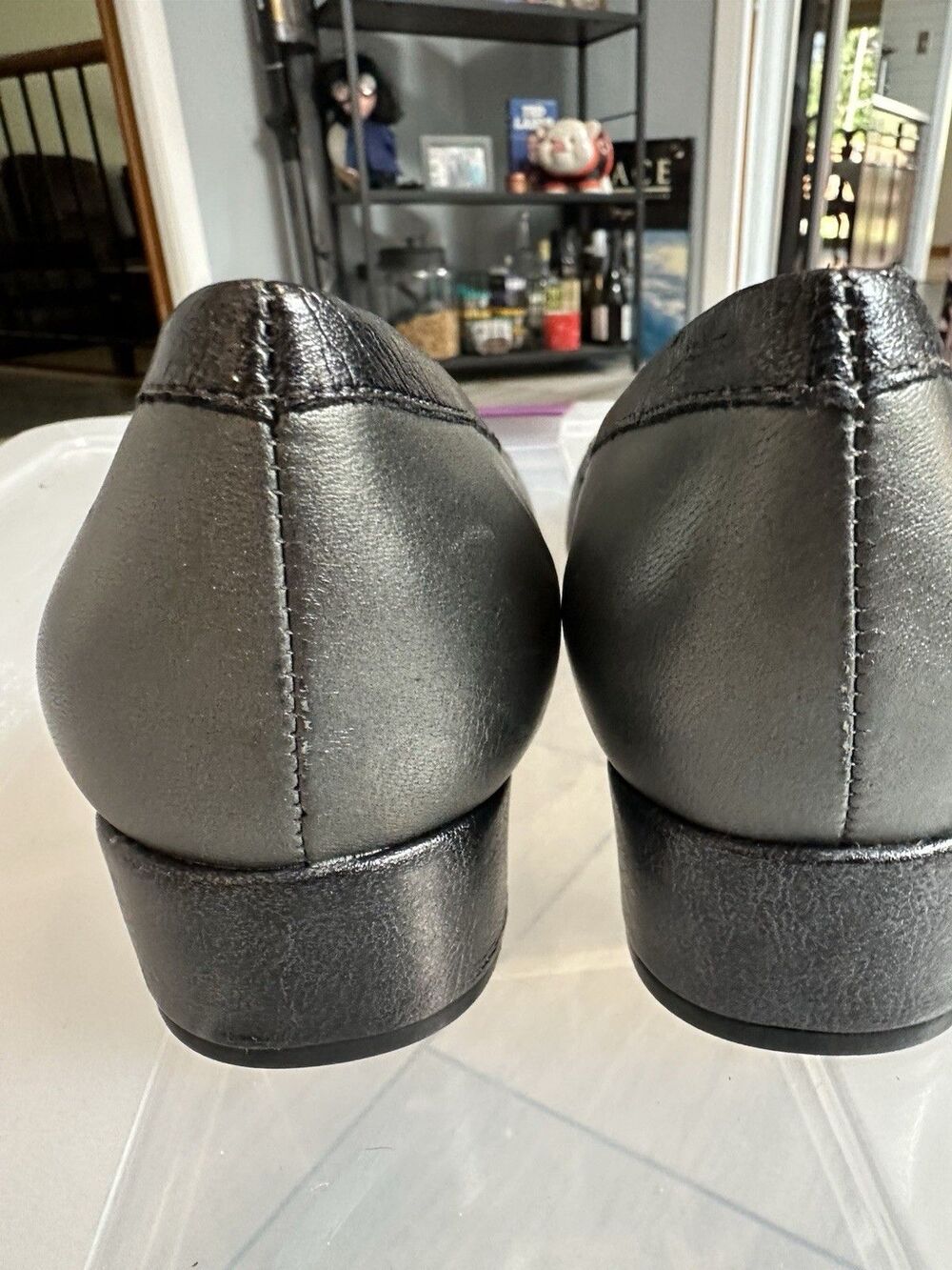 VGC Trotters Pewter Leather Low Heel Women’s 8.5 Wide 1 inch Block Heel - Picture 6 of 9